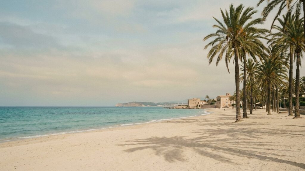 Plage de sable fin à Palma de Majorque avec mer turquoise