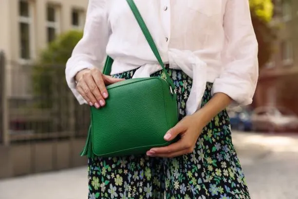 sac à main femme tenue au quotidien