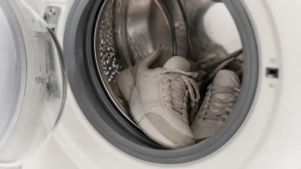 Laver des baskets en machine sans les abîmer