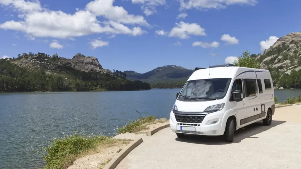 Minibus blanc près d’un lac