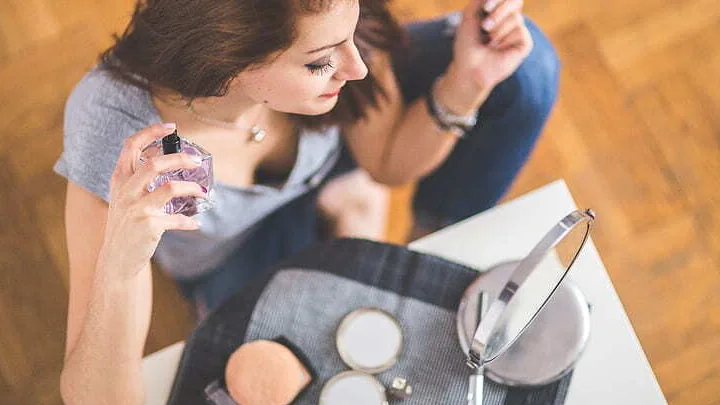 Femme appliquant un parfum d'été