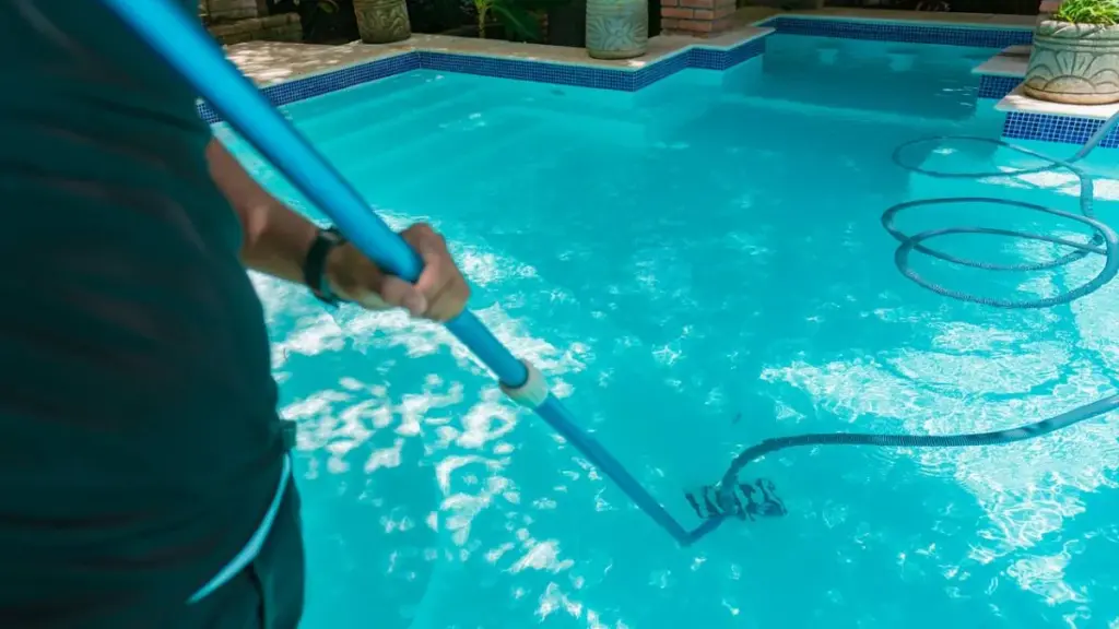 piscine à rénover dans un jardin